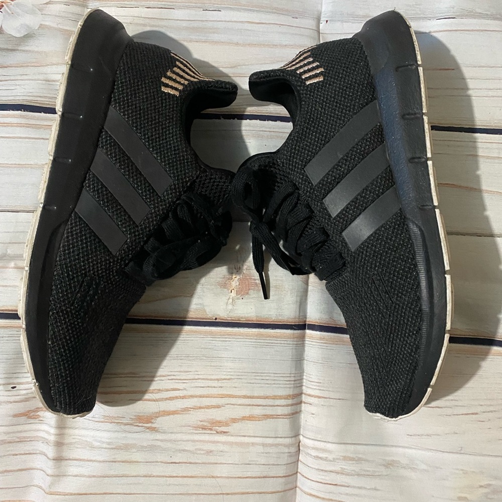 Women Adidas Swift Run - Picture 2 of 6